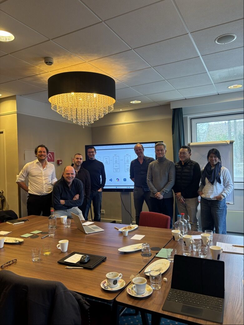 Een groep deelnemers met Peter bij een eerdere zakelijke AI-workshop.